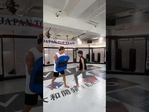 ミドルキックだと思わせて強烈な三日月蹴りを放つあきらくん
