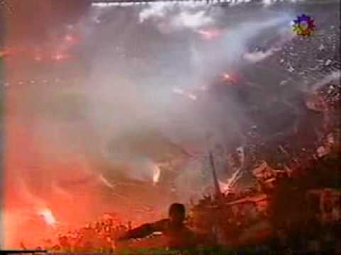 "Recibimiento de River Final Copa Libertadores 1996 ( VERSION NUEVA EXTENDIDA )" Barra: Los Borrachos del Tablón • Club: River Plate