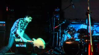 Video basák kapely IRNIS rozbíjí kytaru při koncertě