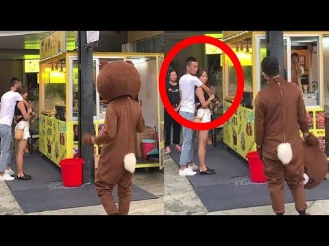 Mann wollte seine Freundin im Teddybärkostüm überraschen,doch erwischt sie stattdessen beim betrügen