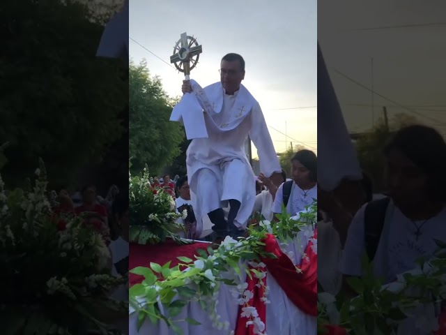 Vídeo relacionado con SHALOM - Portarosario de metal, esmaltado, con Jesús Misericordioso y Rosario de cristal a juego