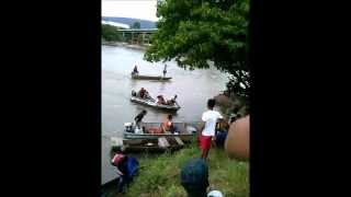 preview picture of video 'Moradores de Almenara (MG) atravessam rio Jequitinhonha em canoas e barcos'