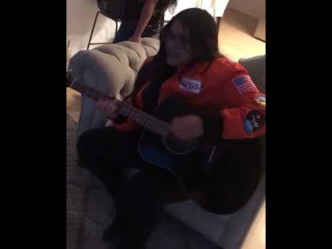 Lluvia Arambula Tocando el requinto