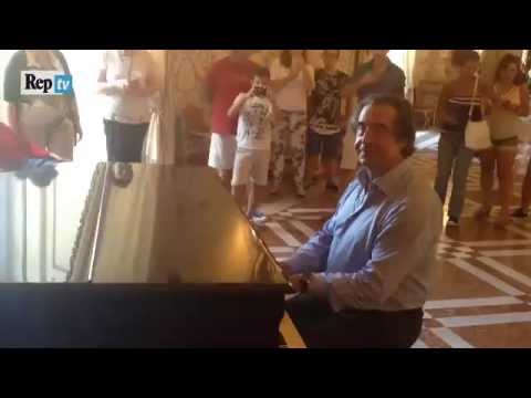 Riccardo Muti suona a sorpresa il pianoforte nel museo di Capodimonte (Napoli - 5 settembre 2016)