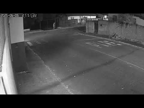 Assombração aparece atravessando portão de cemitério em Presidente Olegário (MG).