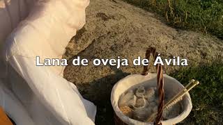 Hilando con rueca en Las Jornadas Medievales de Ávila