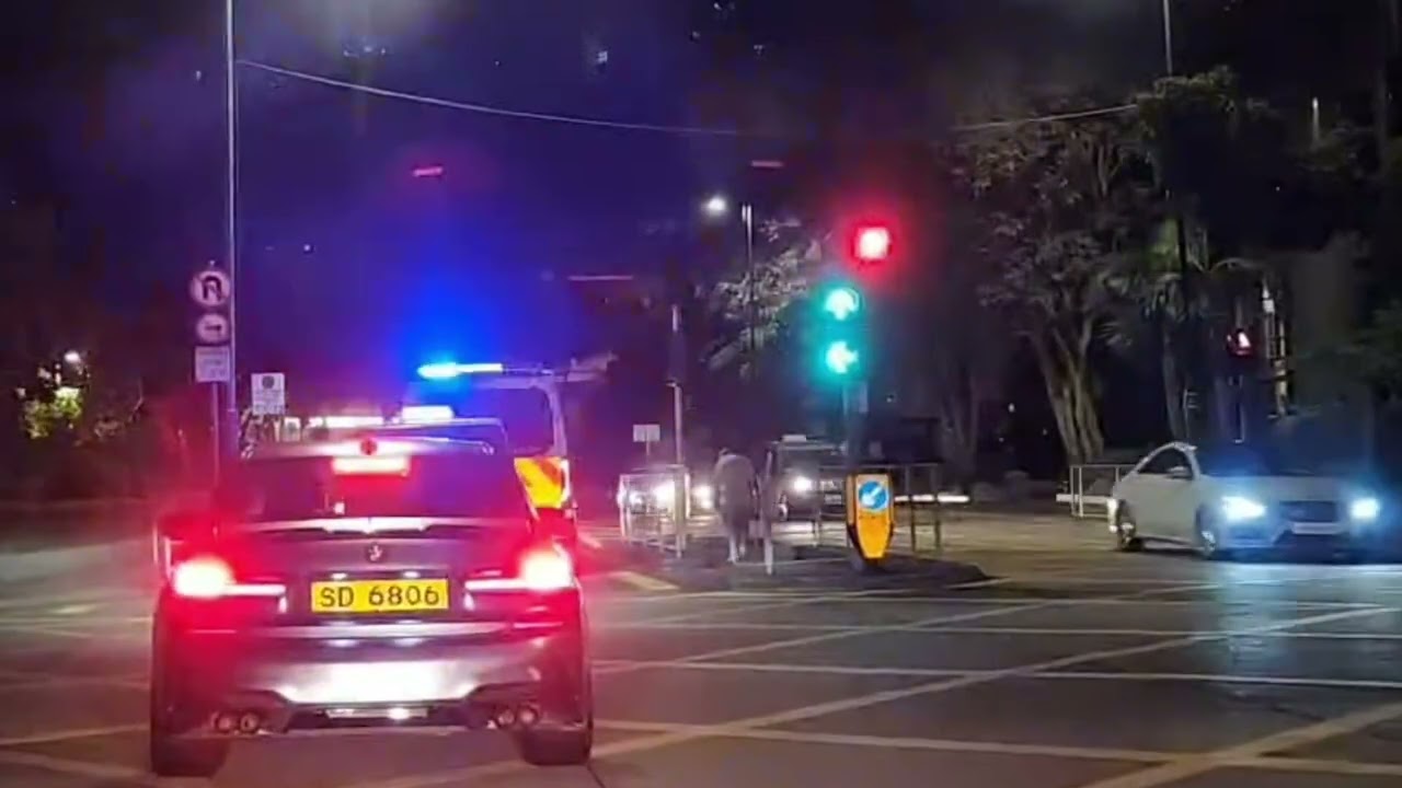 [車CAM記錄] 行人唔等綠燈過馬路，被路過警車即時著燈警告