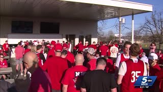 Download lagu Nebraska fans celebrate historic NCAA tournament win in Oklahoma City mp3