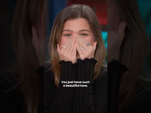 Toni Braxton Serenades Kelly Clarkson!!