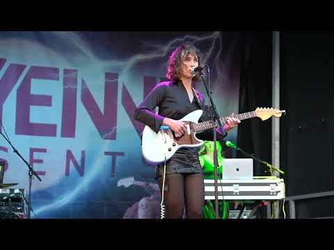 Zella Day performing “Girls” on Fender guitar at Cheyenne Depot, August 4, 2023