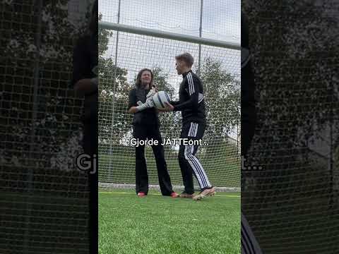 Målvakten Jacob lär mig fotboll!! #fotboll #sport #testar