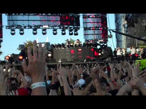 Benny Benassi with Steve Aoki playing Laidback Luke's "My GOD" at Ultra 12 2010