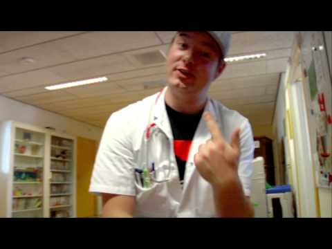 Rappende arts legt operatie uit