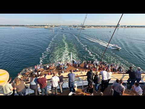 Die Reise beginnt. Wir sehen die Mole, das Meer, die Sonne scheint, die Möwe lacht, der Wind pfeift.