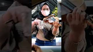 Download lagu SUBHANALLAH CANTIK BINGIT PEMAIN BIOLA Di LAMPU MERAH INI #shorts #video #girl mp3