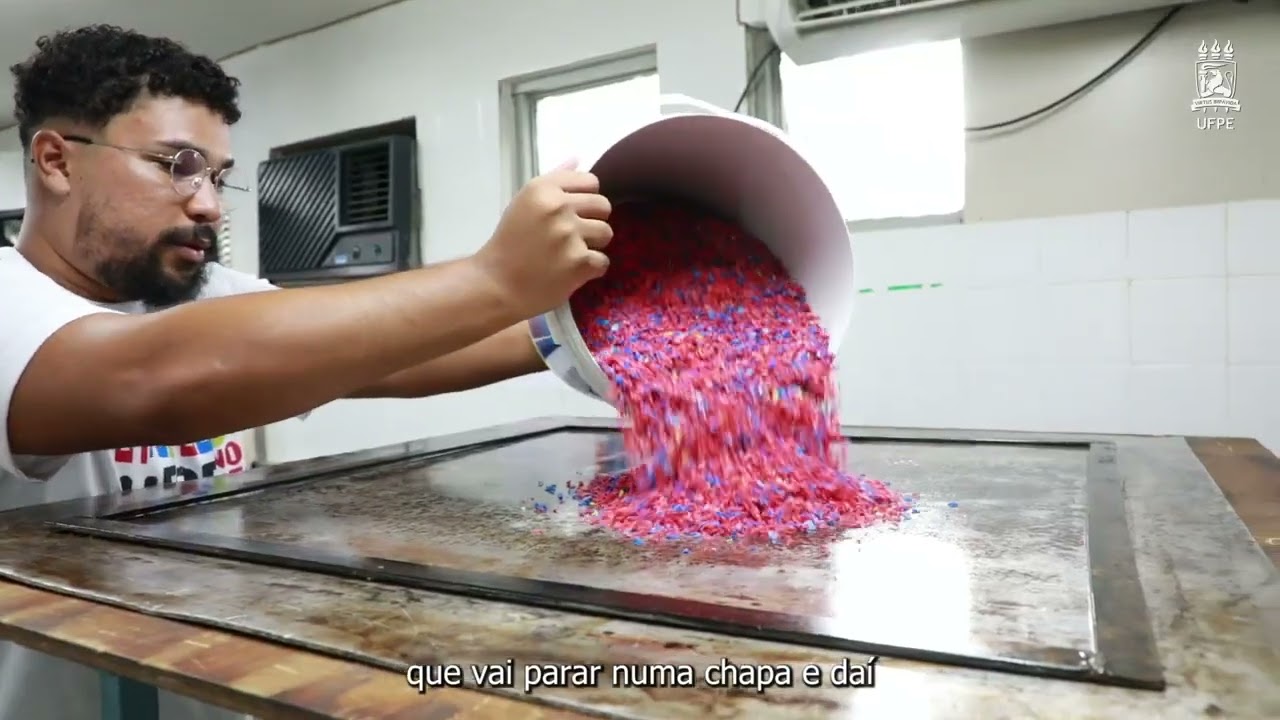 Projeto premiado de reciclagem da UFPE transforma tampas de garrafas em mobiliário @UFPEoficial