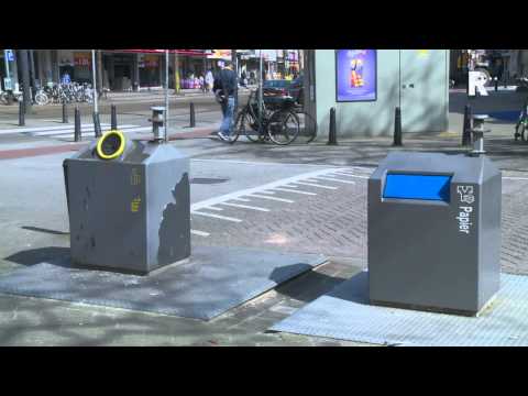 'Dierenvriend' zet papegaai bij vuil in Rotterdam-West