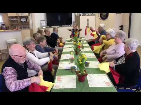 Sitztanz zu "Tulpen aus Amsterdam" beim Seniorenfrühstück