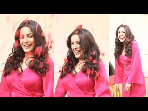 Shahnaz Gill Cute अन CUT Moments - Playing With Flowers Like a Little Girl
