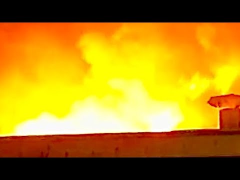 *{EARLY ARRIVAL}~{FDNY BOX 9401}~{ FDNY BATTLING 2ND ALARM COMMERCIAL FIRE ON 41ST AVENUE, QUEENS}*.