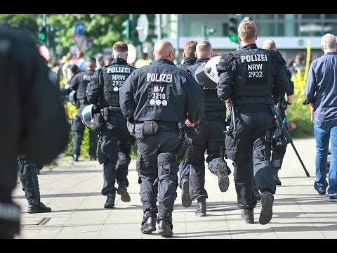 Betrunkene Autofahrerin attackiert Polizeibeamte auf der A8 bei Gruibingen