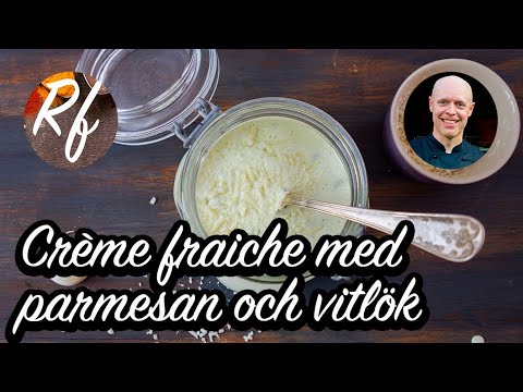 En crème fraichesås med riven parmesan och vitlök som mixas med lite persilja för smak och fin färg.>