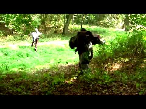 Was steht denn da Fettes hinter'm Baum?