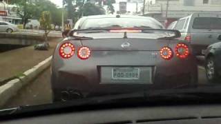 preview picture of video 'Nissan GT-R 35 vs Honda Hornet nas ruas de Ribeirão Preto, SP'