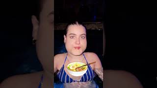 Macarrão na piscina