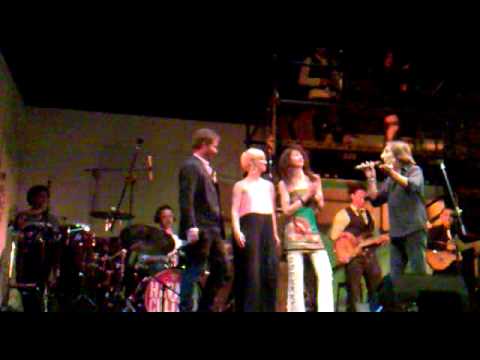 Yuvisney Aguilar con Antonio Carmona, Raúl Paz, Pasión Vega y Carmen Paris