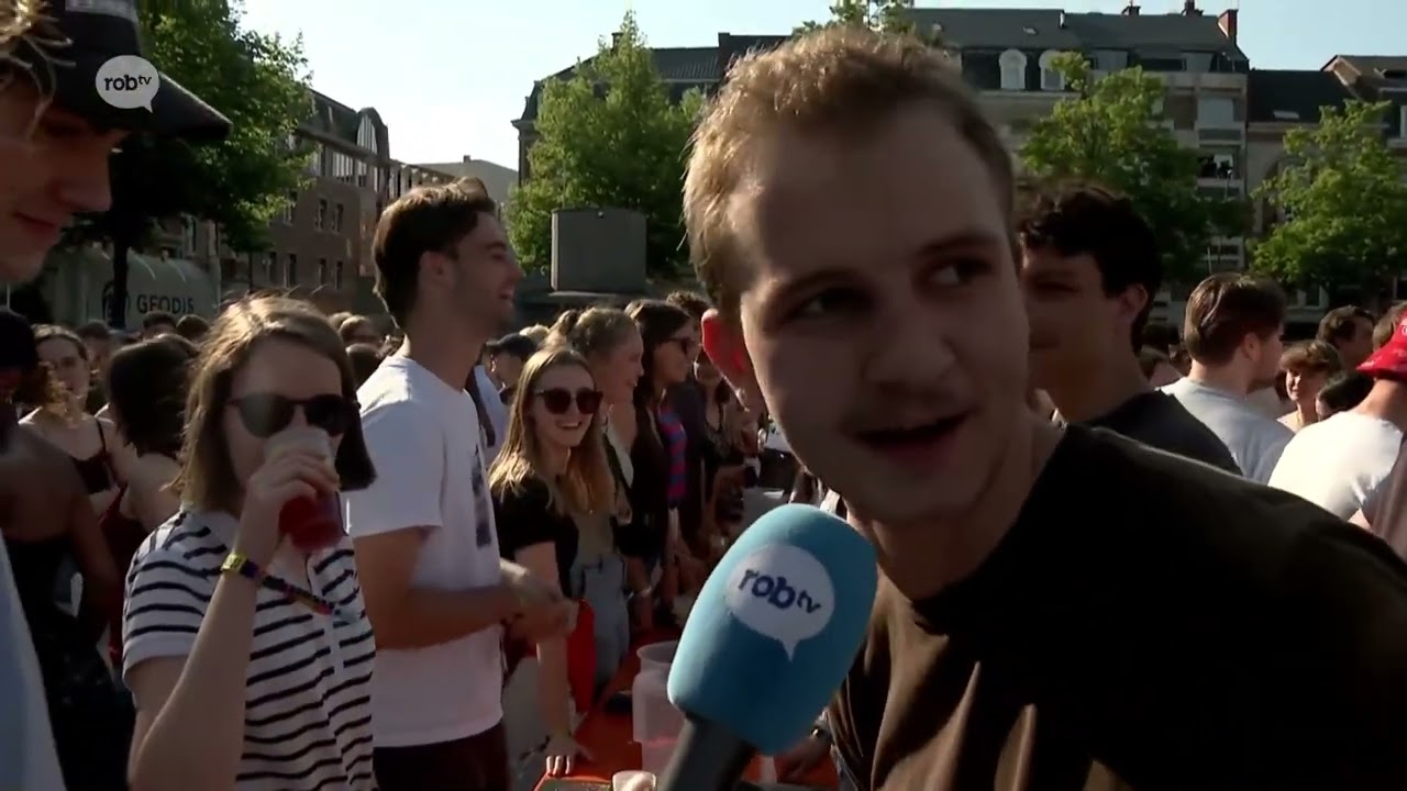 Meer dan 4000 deelnemers voor zonovergoten beiaardcantus op Leuvense Ladeuzeplein