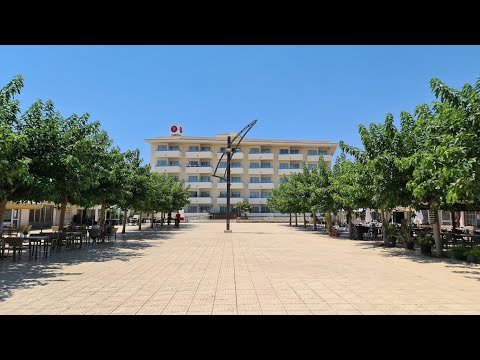 🇪🇸🌞 Mallorca / Portocolom Plaza vor dem  Hotel JS PortoColom Suites