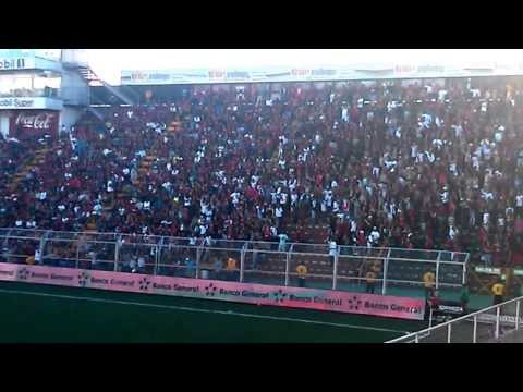 "la 12 Alajuelense - Morado a donde está tu gente" Barra: La 12 &bull; Club: Alajuelense