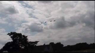 preview picture of video 'F16 Overvlucht formatie EBKH.wmv'