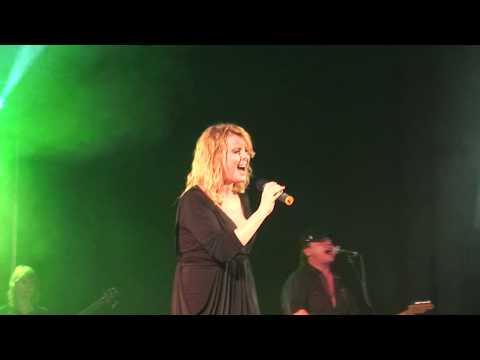 Iveta Bartošová ♥ Útoč láskou ~ Vánoční koncert v Praze ~ 20.12.2010 ~ HD
