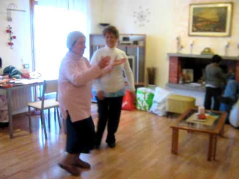 La nonna balla le vecchie canzoni