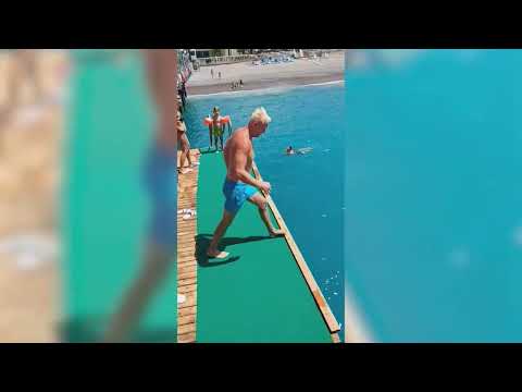 Acze- Fala uderza o plażę