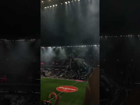 "Recibimiento de la hinchada de Atlético Mineiro en el clásico contra Cruzeiro por la Copa do Brasil" Barra: Movimento 105 Minutos &bull; Club: Atlético Mineiro &bull; País: Brasil
