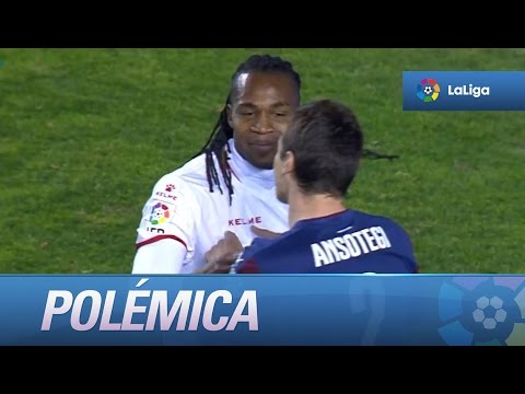 Polémica: Agarrón de Ramis a Manucho dentro del área