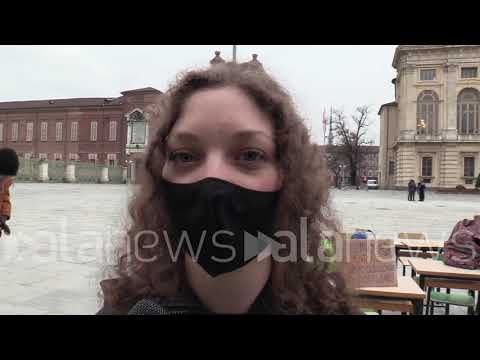 Scuola, studenti come in L'attimo fuggente: a Torino salgono sui banchi contro dad