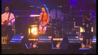 Amy Winehouse - Wake Up Alone and Monkey Man {Live Benicàssim 2007}