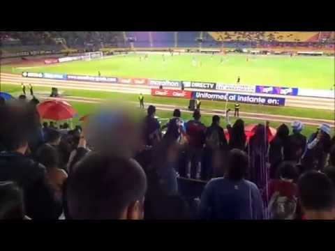 "Esta es la Banda loca de los Placeros" Barra: Mafia Azul Grana &bull; Club: Deportivo Quito