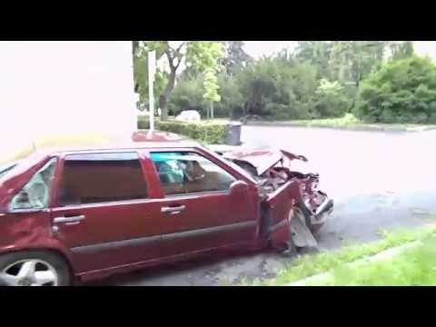 Karambol után a háznak csapódtak az autók Sopronban!