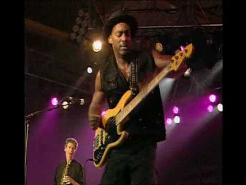 Marcus Miller´s solo with Steve Gadd´s hot grooving