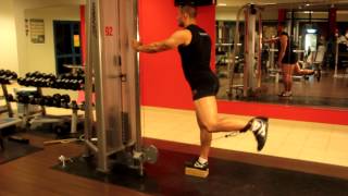 Odwodzenie nogi w tył na wyciągu — wideo