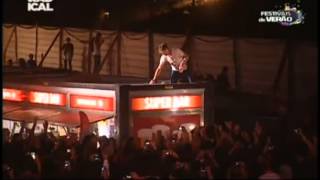Kaiser Chiefs - Oh My God - Ricky climbs on beer stand PRO SHOT live at Super Bock Super Rock festiv