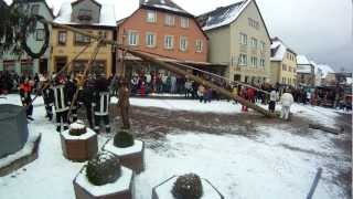 preview picture of video 'Faschingsbaum aufstellen 2013 - Fosenochtsbaam Bischofsheim'