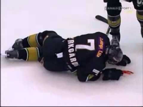 Lance Ward tacklar Stefan Erkgärds blodig