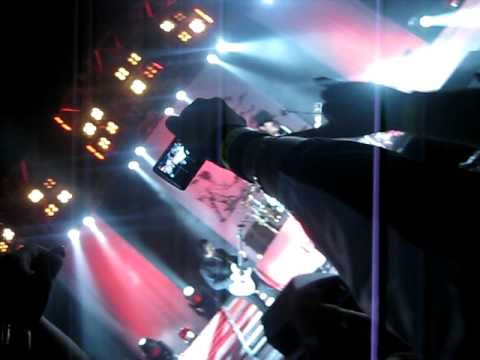 Three Days Grace - Riot (Live Winnipeg 2009)
