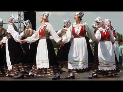 Lambafestival Sõmerul. Pöide naiste rahvatanstu rühm